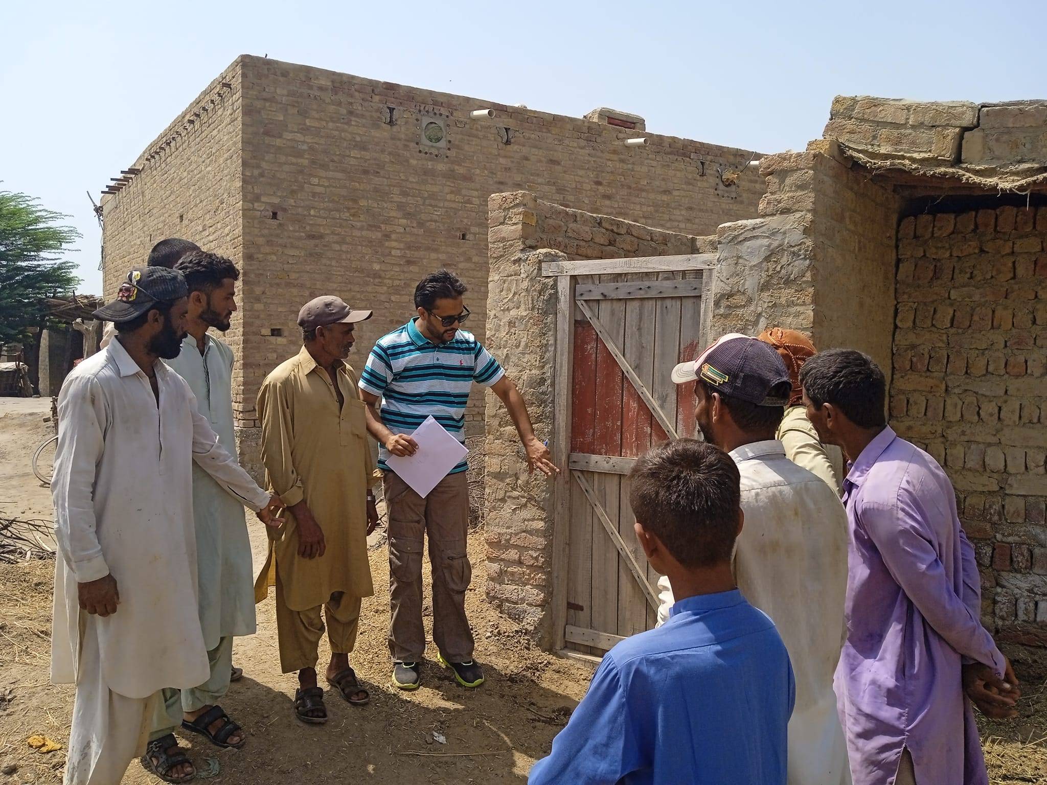 Tahrir working with local builders on-site in Pakistan